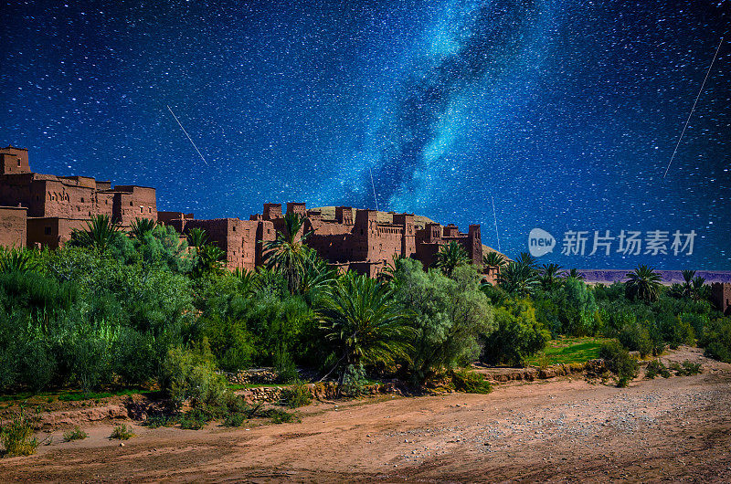 晚上，摩洛哥阿特拉斯山附近的沙漠里，Kasbah Ait Ben Haddou